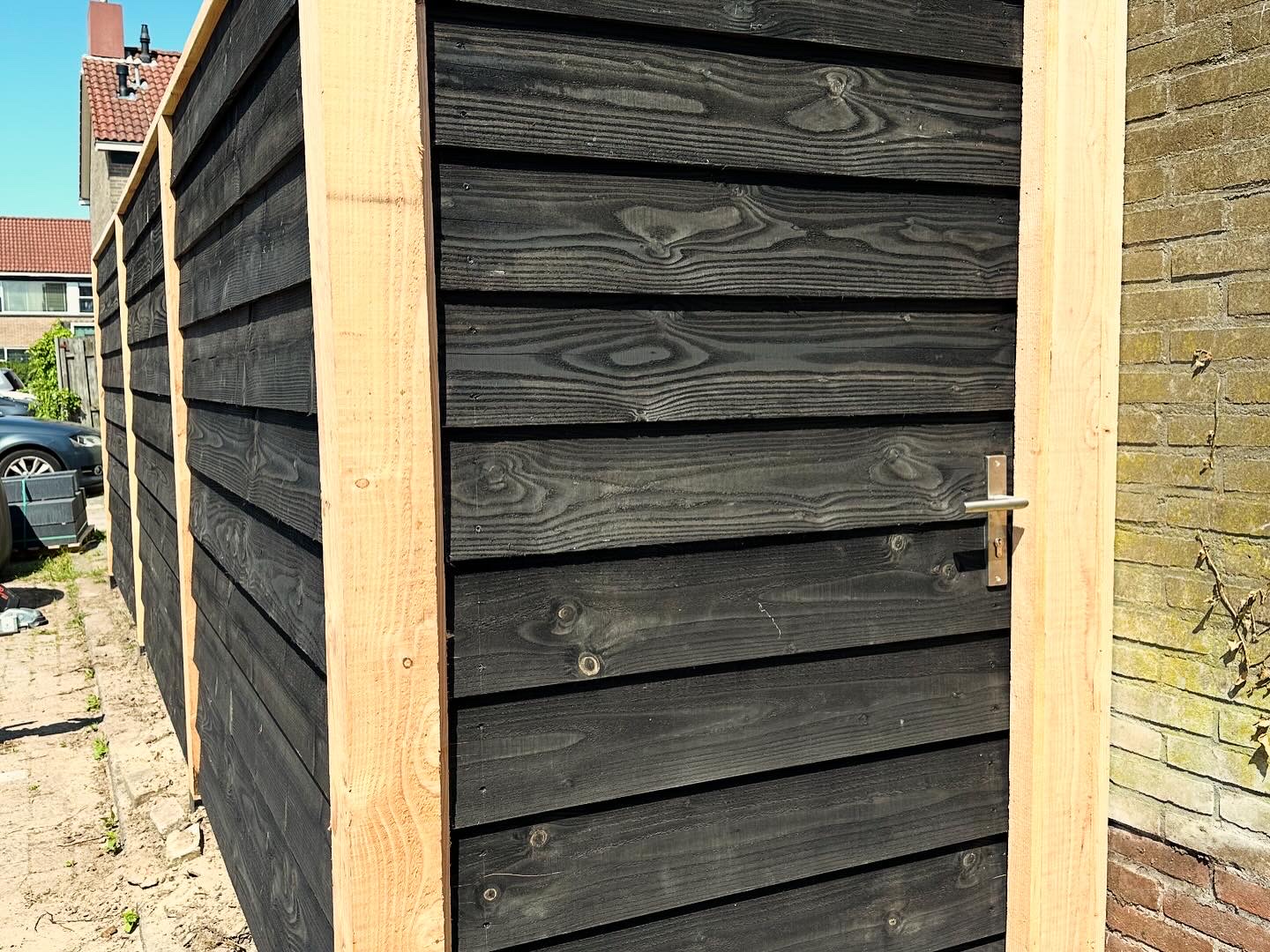 Schutting met looppoort